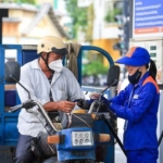 Giá xăng tăng khiến giới trẻ chuyển qua làm việc từ xa