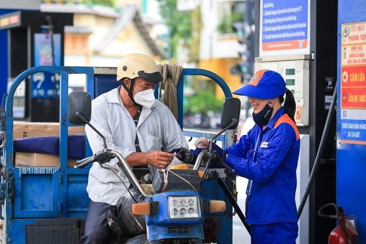 Giá xăng tăng khiến giới trẻ chuyển qua làm việc từ xa